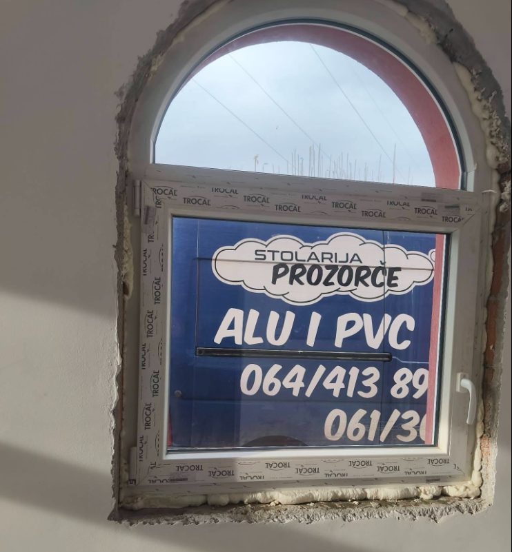 Novougrađen PVC prozor sa lukom, u odrazu kombi Stolarije Prozorče