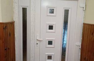Bela PVC ulazna vrata sa ukrasnim staklima
